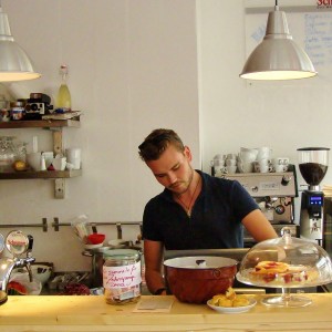 Hier wird mit Konzentration angerichtet - Café-Restaurant 'Milchbart' - Wien