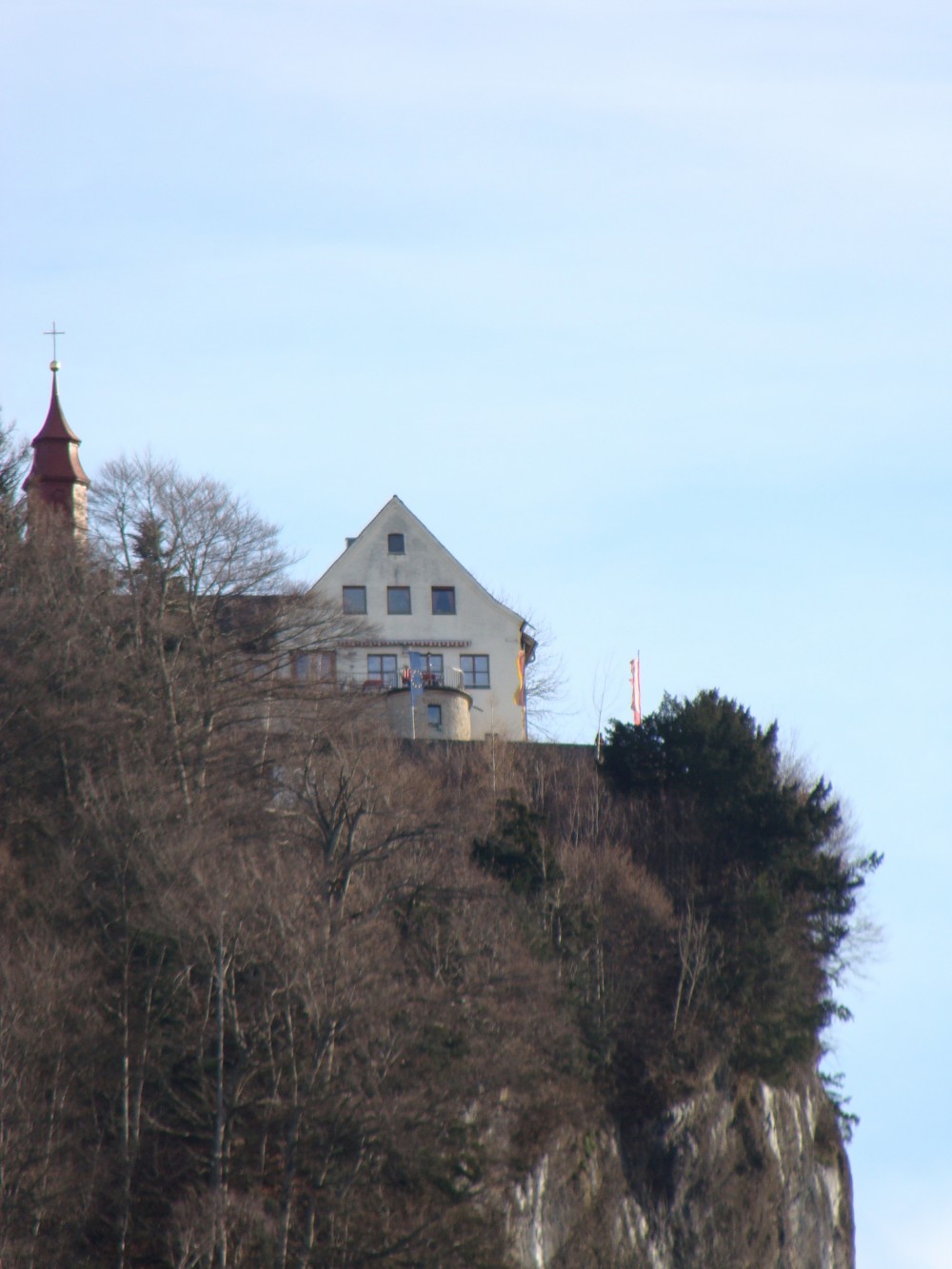 Wuchtig trohnt die Burg 200 Meter über der Stadt. - Burgrestaurant Gebhardsberg - Bregenz