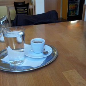 Der Espresso kommt ungefragt mit einem grossen Glas Wasser - Al Pacino - Wien