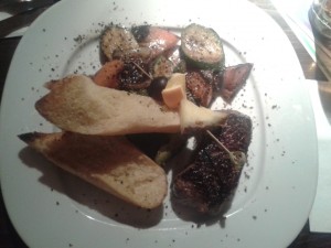 Steak (160 g), Knoblauchbaguette, Röstgemüse
