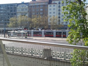 der Lärm der nahe gelegenen Straße stört ein wenig das Urlaubsfeeling "an Bord" - Motto am Fluss - Wien