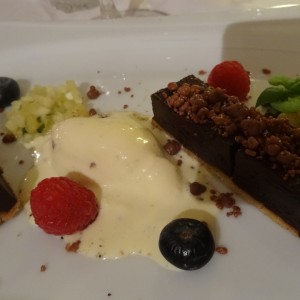 Tarte von Satongo-Schokolade mit Ananas, Pericon, & Oliveneis - Stomach - Wien
