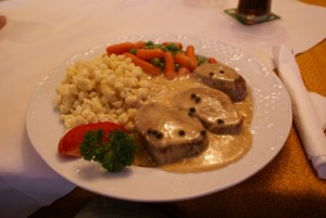 Schweinelendchen an Pfeffersauce mit Spätzle und Gemüse um 14,80 Euro. - Gasthaus Bahnhof - Lauterach