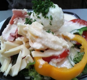 Cuadro - Cuadro Classic Salat (EUR 7,80 - Blattsalate mit Paprika, Paradeiser, Beinschinken, ...