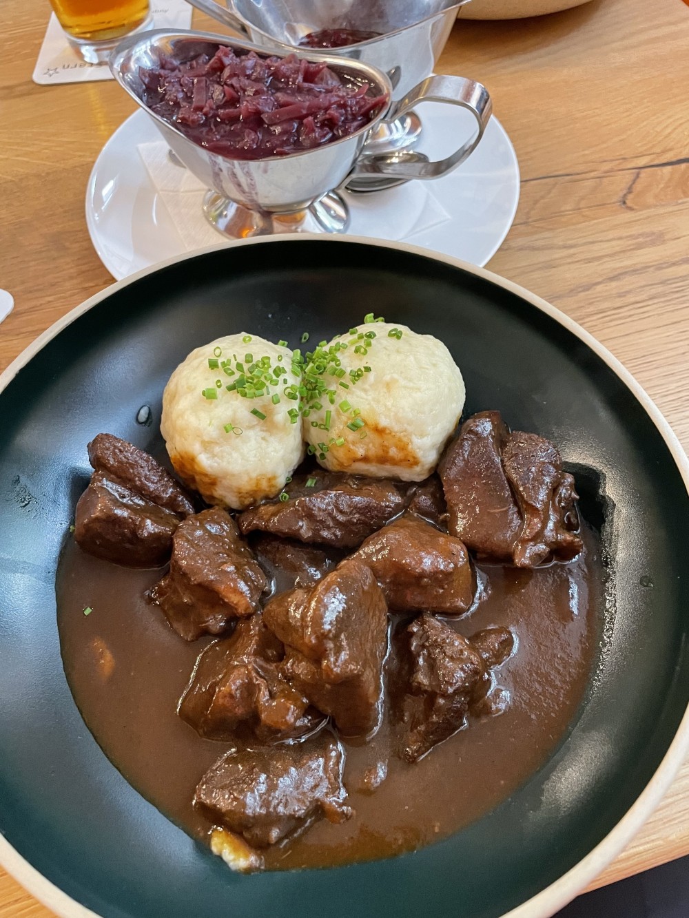 Hirschragout mit Rotkraut und Knöderl, feine Ware. - Stern - Wien