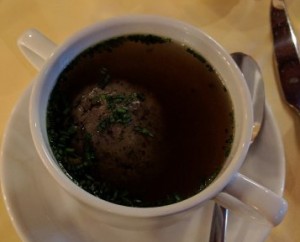 herzhafte Leberknödelsuppe - Robert's Alt Sievering - Wien