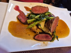 Mai Bock gebraten & geschmort mit Spinat- Spargelgemüse auf ... - Stangls Eventlocation & Catering - Untertriesting