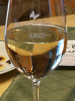 Ein gut eingeschenktes Achterl Sauvignon - Weingut und Buschenschank Schneeberger - Heimschuh