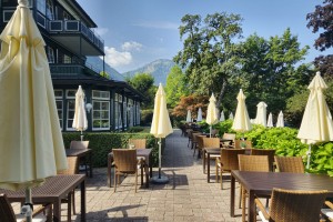 Villa Brandauer - Obere Terasse (Anm.: Tische sind am Abend gedeckt) - Villa Brandauer - Strobl am Wolfgangsee