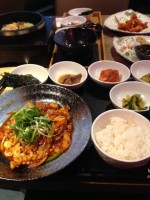 Bibimbap und Kalmare mit Beilagen - YORI Korean Dining - Wien