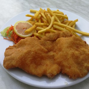 Wiener Schnitzel (Schwein) mit Pommes Frites - Restaurant Zum Straba - Straßenbahnerbad - Wien