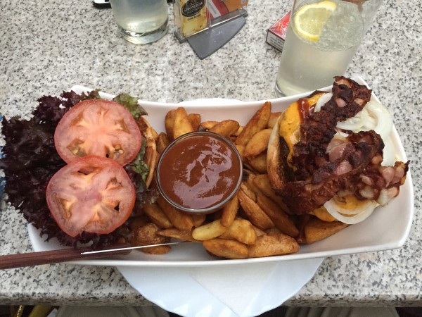 Burger mit gewaltiger Portion potato wedges - Centimeter VII - Wien