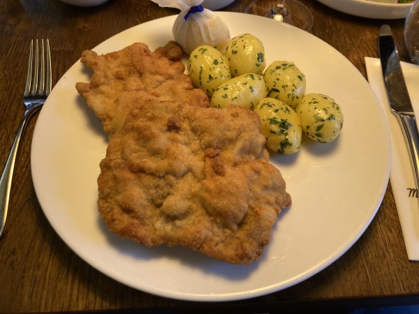 Gebackenes Schnitzl vom Bio-Weidekalb mit Petersilkartoffeln - Mohrenwirt - Graz