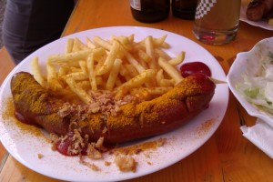 Currywurst mit Pommes - Buffet zur Tramway - Klagenfurt