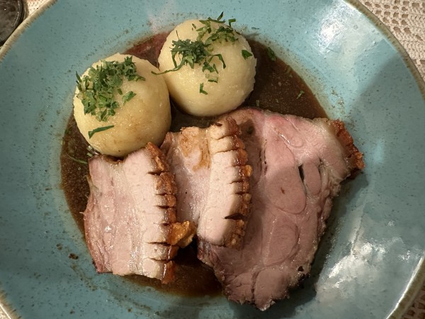 ofenfrisches Schweinsbrat'l mit Waldviertler Knödel 17 EUR, viel Saft, f - Jell - Krems