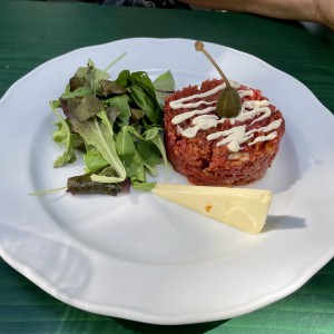 Beef Tartare, fantastische Qualität und perfekt abgeschmeckt - Zum Renner - Wien