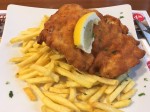 Hühnerschnitzel mit Pommes - leider wenig erfreuliches Formfleisch - XXXLutz Restaurant Lieboch - Lieboch