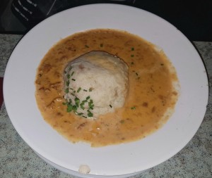 Eierschwammerlsauce mit einem herrlich flaumigen frischen Semmelknödel - Zipfer Eck - Wien