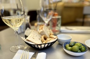 Gedeck (sehr gutes Brot, Oliven, Olivenöl, ...) - A'FRISELLA - Wien