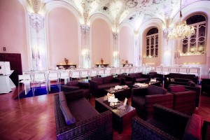 Barocksaal für Geburtstagsparty - mit Loungemöbel, Hochtischen, Bühne, etc. - St. Peter Stiftskulinarium - Salzburg