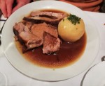 Schweinsbraten frisch aus dem Ofen, sehr gut, wobei der Saft etwas besser ... - Rudi's Beisl - Wien