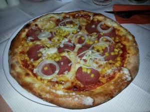 Pizza Salami - extra Knoblauch, Zwiebel und Mais - Pasta - Mödling