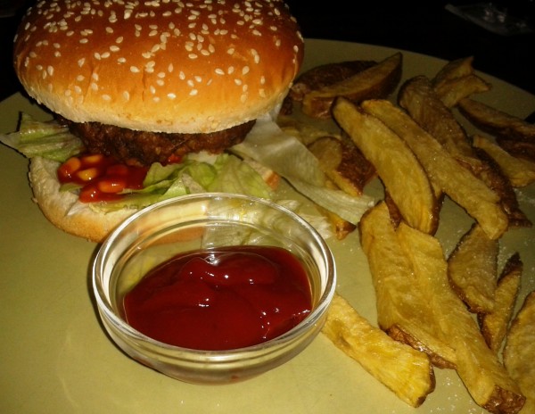 Irish Pub Four Bells Chili Burger with homemade Fries - Four Bells - Wien