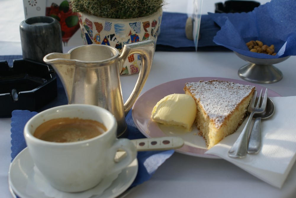 Kuchen mit Vanilleeis und eine Tasse Kaffee. Man beachte das massive ... - Seehof - Bregenz