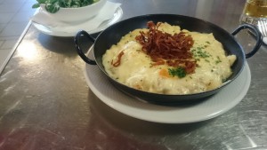 Tiroler Käsespätzle mit Zwiebel, Speck und Käse überbacken - Restaurant Klaus - Wien