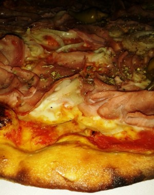 Pizzeria Adamo  - Pizza mit Prosciutto Cotto, Zwiebel &amp; Pfefferoni