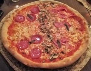 Pizza Canarino, war wieder sehr anständig was mir da serviert wurde. Die perfekte Größe für ...