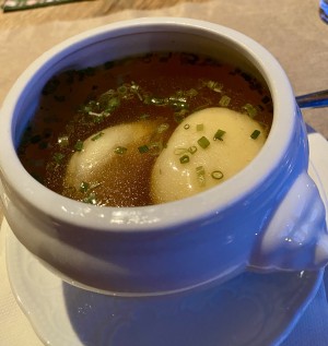 Hervorragende Rindsuppe mit Grießnockerl - Cafe Fritz - Lech