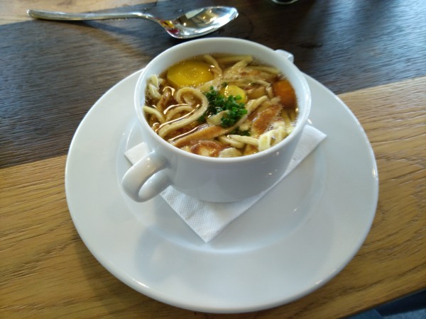 Rindsuppe mit Bio-Frittaten - Wechsel Lounge - St. Corona am Wechsel