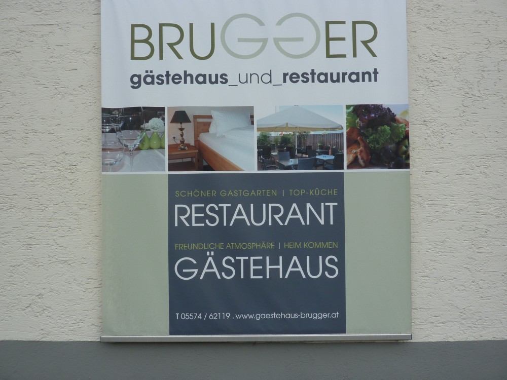 Etwas vollmundige Werbung an der Fassade. - Gästehaus Brugger - Lauterach