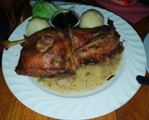 Halbe Ente mit zwei Kartoffelknödeln u. Preiselbeeren