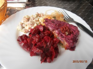 Gemischter russischer Salatteller mit dem berühmten "Hering im Pelzmantel" ... - Zarewna - Wien