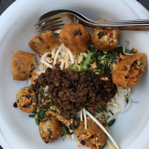 Bun nem: Reisnudeln mit Vietnamesischen Frühlingsrollen, Rindfleisch, Thai Kräutern und „Nuoc ...