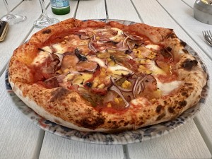 Pizza &quot;Provinciale&quot; mit Fior di Latte, Tomatensauce, roten Zwiebeln, Speck, Mais und Paprika. ...