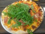 &quot;Kleine Pizza&quot; Italienischer Prosciutto, Rucola, Parmesan, schwarze Oliven.