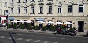 Von der anderen Straßenseite aus gesehen - TO Ellinikon - Wien