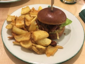 Pulled Pork Burger mit knusprigen Erdäpfeln