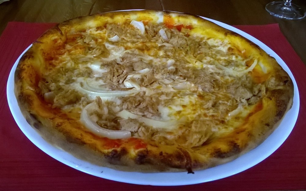 Pizza mit Thunfisch, den Zwiebel zahlt man extra, naja......
Der ... - Don Enzo - Lech