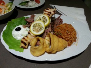 Mix Teller - Gyros, Kalamari (1 Hüher-Souvlaki extra bestellt) dazu Tzatziki, Reis und Salat