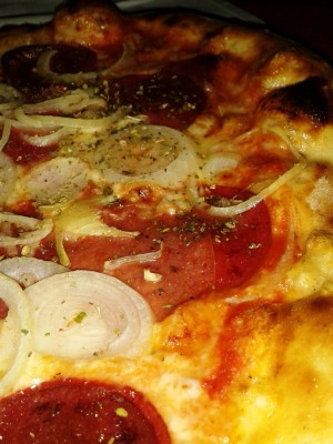 Pizzeria Adamo  - Pizza Salami mit Zwiebel