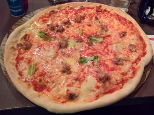 Pizza Salsiccia Fresca, mit italienischem Hartkäse, Wirsing, bei uns besser als Kohl bekannt, ...
