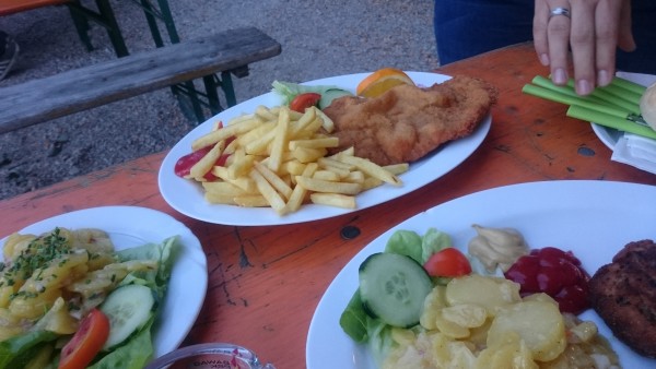 Geb. Schweinsschnitzel mit Pommes - Buschenschank Kammerer jun. - Wien