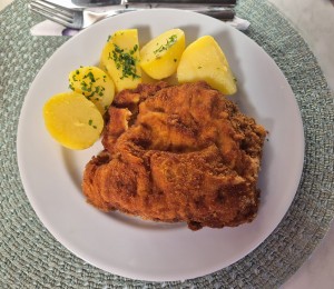 Cordon Bleu mit Erdäpfel statt Pommes 11,50 - Alpengasthof Kalte Kuchl - Kalte Kuchl