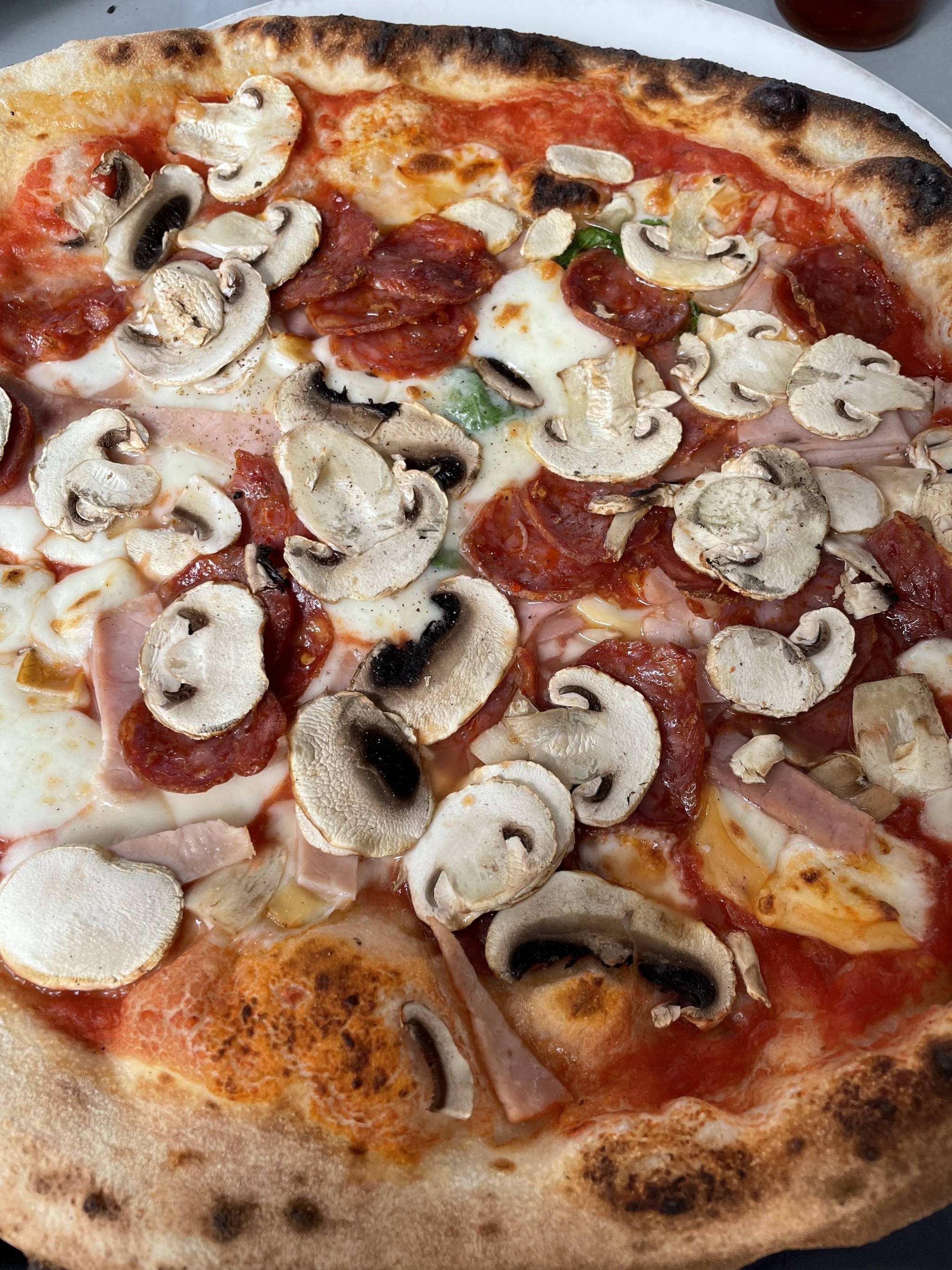 Pizza con Salame, Fungi e Prosciutto - molto buono! - Pizza Mari - Wien