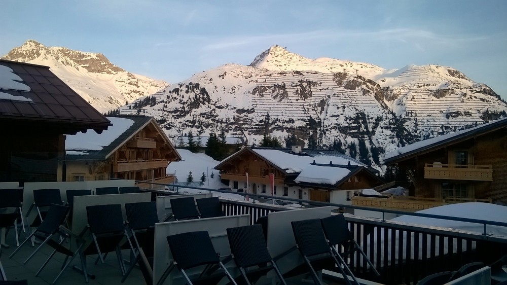 Terrasse, im Hintergrund der Rüfikopf - Murmeli - Lech