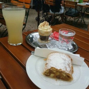Apfelstrudel, Apfelsaft naturtrüb, Einspänner - Tirolergarten - Wien